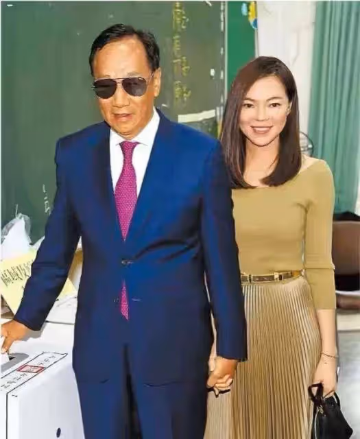 「闊太曾馨瑩」與72歲老公郭台銘同框，穿馬卡龍藍色薄紗裙，氣質甜美像少女