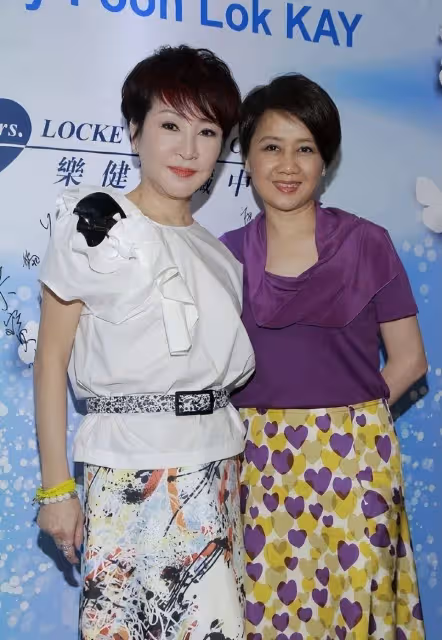 謝霆鋒媽真愛美！70歲年齡穿成40歲，同框小9歲賭王四太，靠衣品抹平年齡差