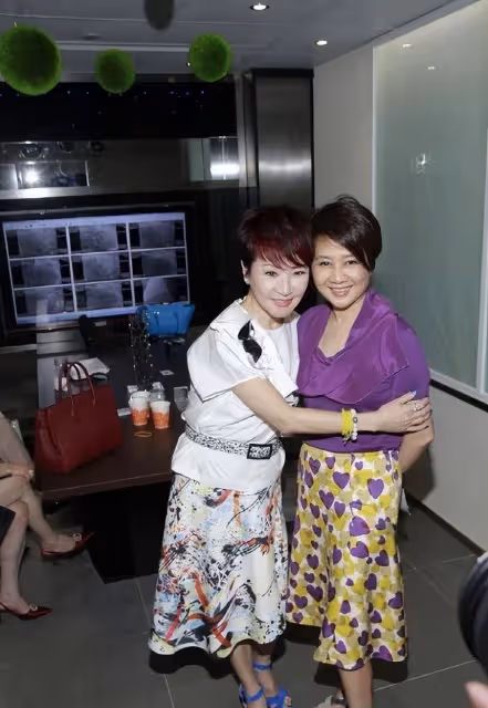 謝霆鋒媽真愛美！70歲年齡穿成40歲，同框小9歲賭王四太，靠衣品抹平年齡差