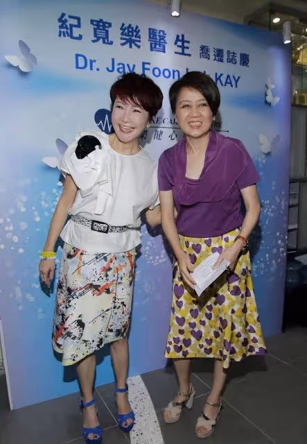 謝霆鋒媽真愛美！70歲年齡穿成40歲，同框小9歲賭王四太，靠衣品抹平年齡差