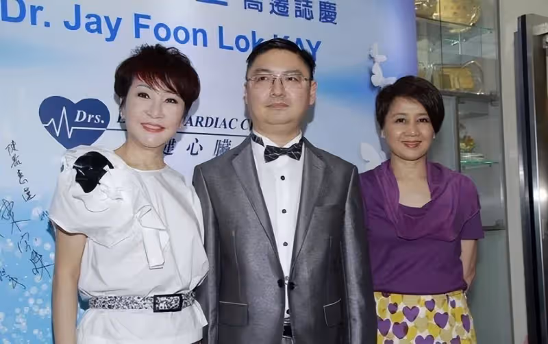 謝霆鋒媽真愛美！70歲年齡穿成40歲，同框小9歲賭王四太，靠衣品抹平年齡差