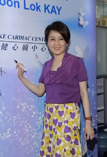 謝霆鋒媽真愛美！70歲年齡穿成40歲，同框小9歲賭王四太，靠衣品抹平年齡差