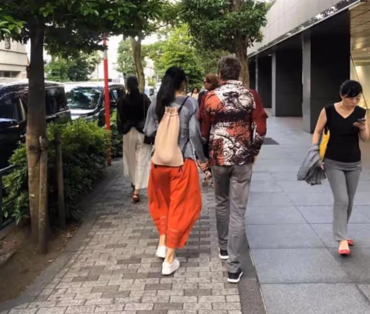 鞏俐夫婦赴日本被拍,穿「大紅燈籠褲」休閑又時髦,被老公牽著闖紅燈
