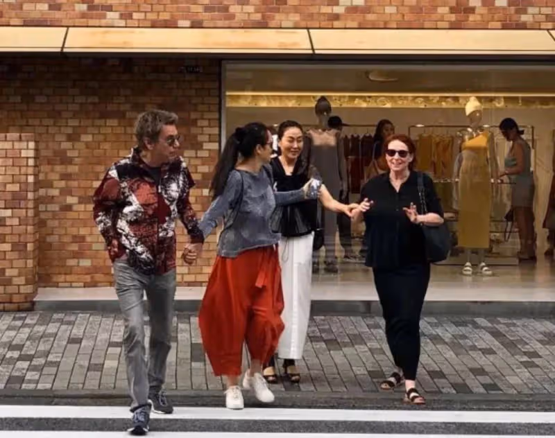 鞏俐夫婦赴日本被拍,穿「大紅燈籠褲」休閑又時髦,被老公牽著闖紅燈