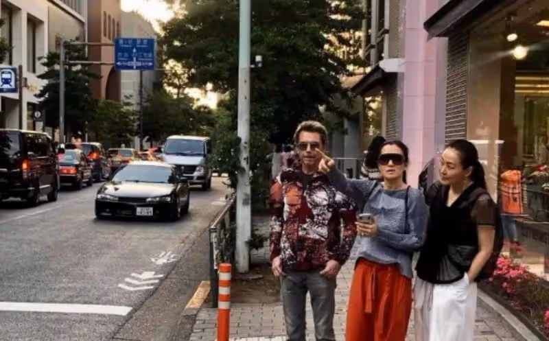 鞏俐夫婦赴日本被拍,穿「大紅燈籠褲」休閑又時髦,被老公牽著闖紅燈