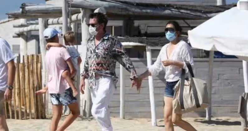 鞏俐夫婦赴日本被拍,穿「大紅燈籠褲」休閑又時髦,被老公牽著闖紅燈