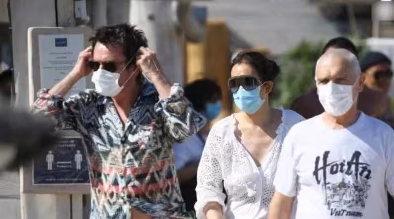 鞏俐夫婦赴日本被拍,穿「大紅燈籠褲」休閑又時髦,被老公牽著闖紅燈