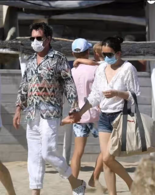 鞏俐夫婦赴日本被拍,穿「大紅燈籠褲」休閑又時髦,被老公牽著闖紅燈