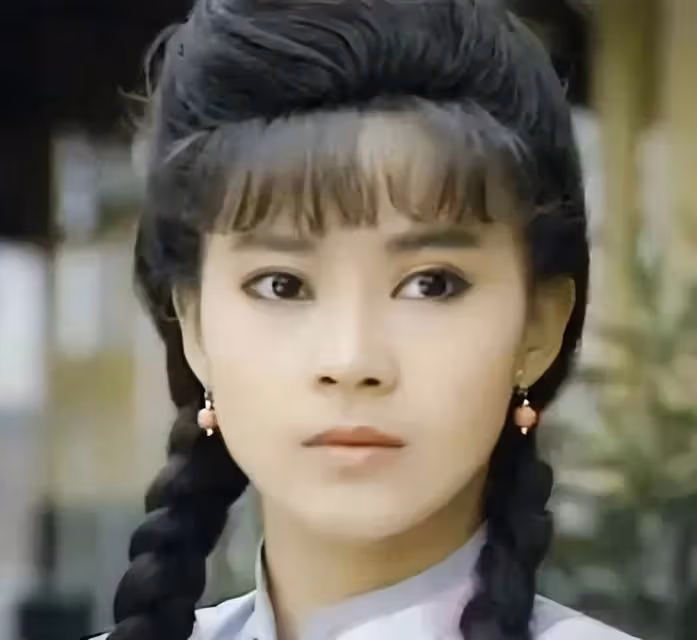 60歲瓊瑤女郎俞小凡曝近照!素顏出鏡容貌大變,被說「認不出」18歲女兒罕露面,翁家明擔心閨女太美遭人覬覦