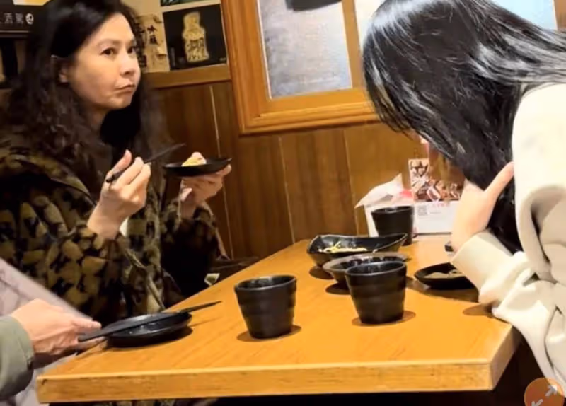 60歲瓊瑤女郎俞小凡曝近照!素顏出鏡容貌大變,被說「認不出」18歲女兒罕露面,翁家明擔心閨女太美遭人覬覦