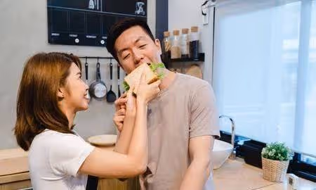 我月薪10萬!妻子回娘家卻說「1萬8」遭酸「賺太少」小舅子結婚我才「恍然大悟」:妻子真聰明