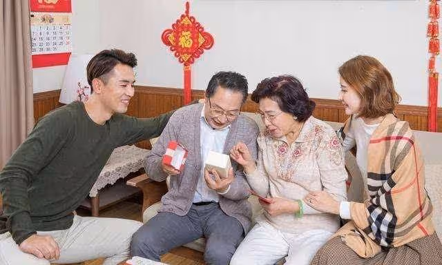 我月薪10萬!妻子回娘家卻說「1萬8」遭酸「賺太少」小舅子結婚我才「恍然大悟」:妻子真聰明