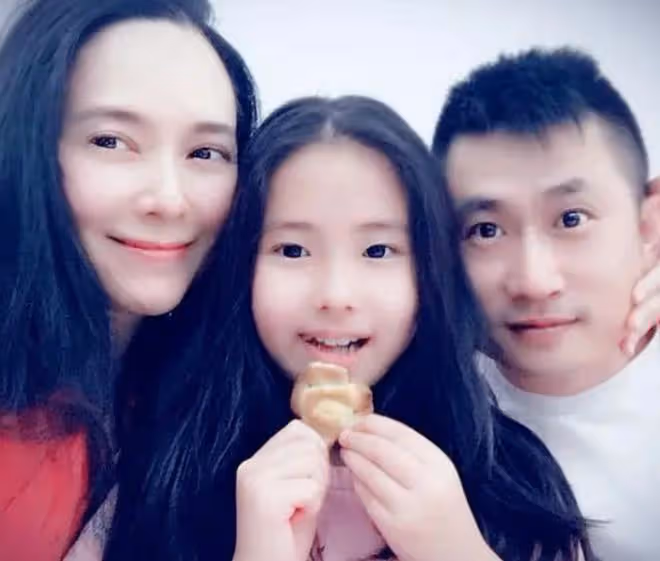 郭羨妮與老母親女兒迎新年!小6歲老公長居內地,夫妻聚少離多
