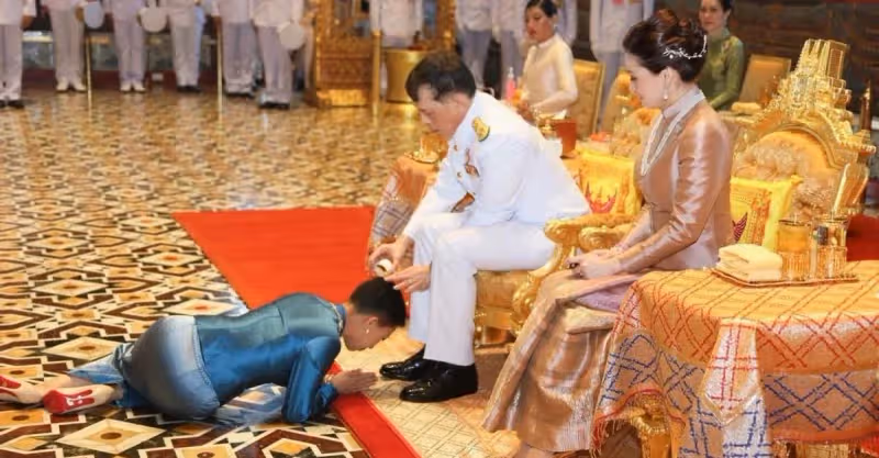 泰國42歲長公主驚艷亮相！黑色泰服勒出巴掌腰，君主氣場碾壓國王