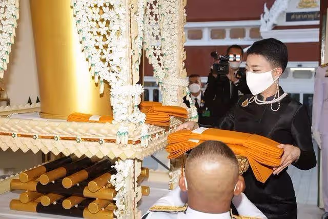 泰國42歲長公主驚艷亮相!黑色泰服勒出巴掌腰,君主氣場碾壓國王