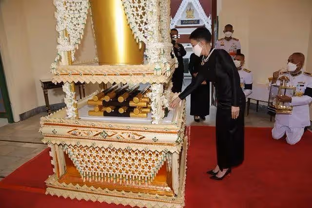 泰國42歲長公主驚艷亮相!黑色泰服勒出巴掌腰,君主氣場碾壓國王