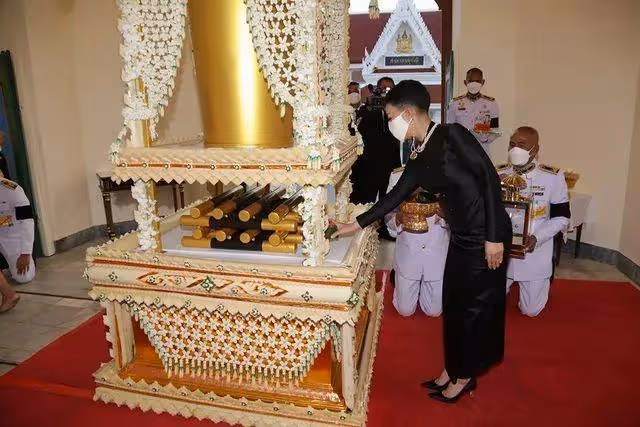泰國42歲長公主驚艷亮相!黑色泰服勒出巴掌腰,君主氣場碾壓國王