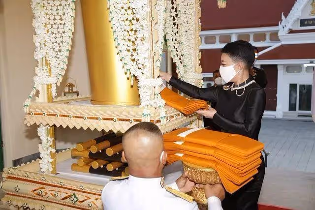 泰國42歲長公主驚艷亮相!黑色泰服勒出巴掌腰,君主氣場碾壓國王