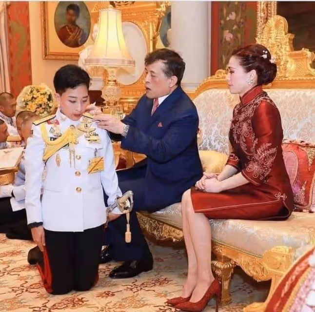 泰國42歲長公主驚艷亮相!黑色泰服勒出巴掌腰,君主氣場碾壓國王