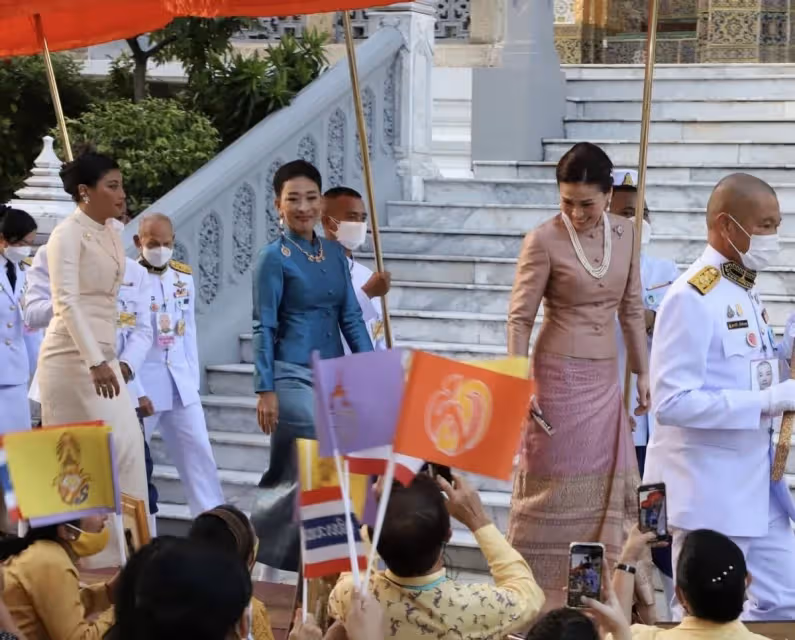泰國42歲長公主驚艷亮相!黑色泰服勒出巴掌腰,君主氣場碾壓國王