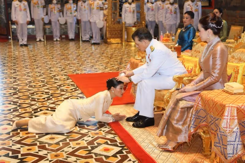 泰國42歲長公主驚艷亮相!黑色泰服勒出巴掌腰,君主氣場碾壓國王