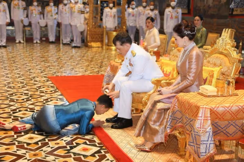 泰國42歲長公主驚艷亮相!黑色泰服勒出巴掌腰,君主氣場碾壓國王