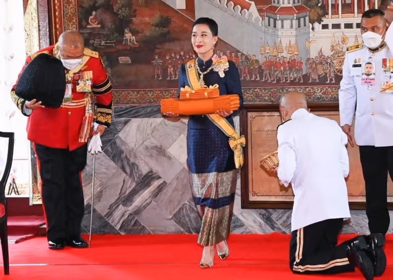 泰國42歲長公主驚艷亮相!黑色泰服勒出巴掌腰,君主氣場碾壓國王