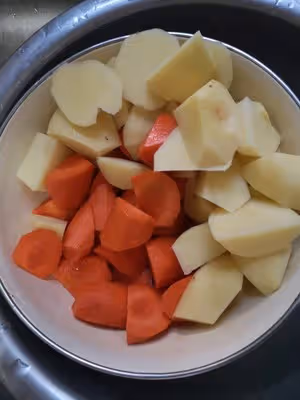 又軟又入味的牛肉燒胡蘿蔔土豆