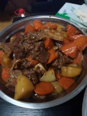 又軟又入味的牛肉燒胡蘿蔔土豆