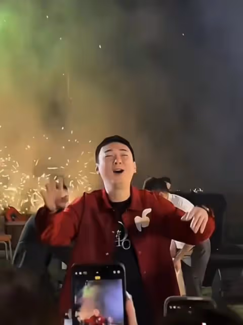王思聰在海南慶35歲！放煙花笑開懷，20歲女友示愛稱他是可愛寶寶