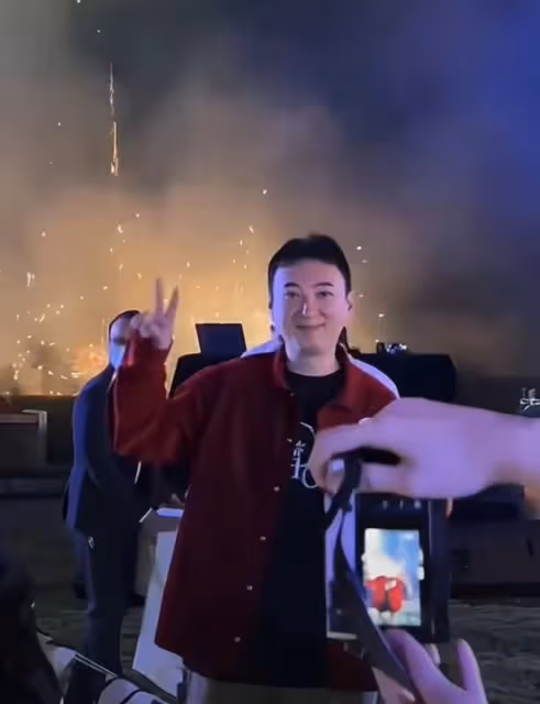 王思聰在海南慶35歲！放煙花笑開懷，20歲女友示愛稱他是可愛寶寶