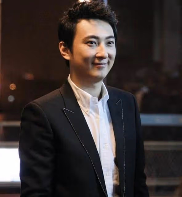 王思聰在海南慶35歲！放煙花笑開懷，20歲女友示愛稱他是可愛寶寶