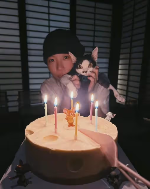 王菲女兒竇靖童曬照慶26歲生日,抱貓咪溫馨合影,形單影隻顯孤單