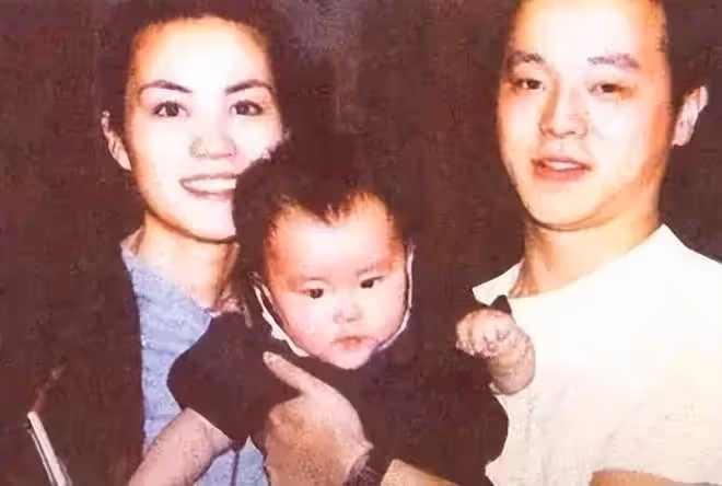 王菲女兒竇靖童曬照慶26歲生日,抱貓咪溫馨合影,形單影隻顯孤單