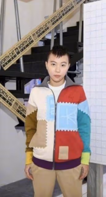 王菲女兒竇靖童曬照慶26歲生日,抱貓咪溫馨合影,形單影隻顯孤單