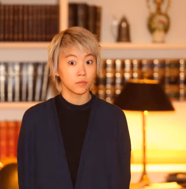 王菲女兒竇靖童曬照慶26歲生日,抱貓咪溫馨合影,形單影隻顯孤單