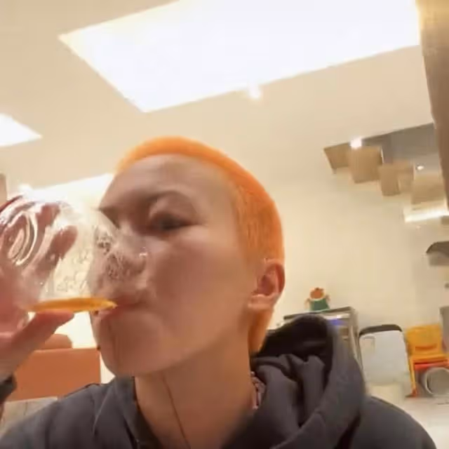 王菲女兒竇靖童曬照慶26歲生日,抱貓咪溫馨合影,形單影隻顯孤單