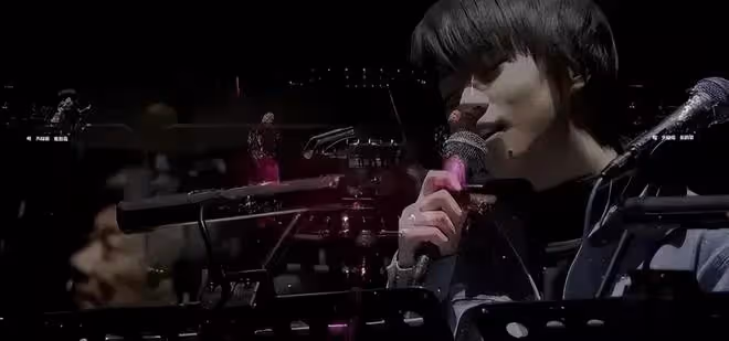 王菲女兒竇靖童曬照慶26歲生日,抱貓咪溫馨合影,形單影隻顯孤單