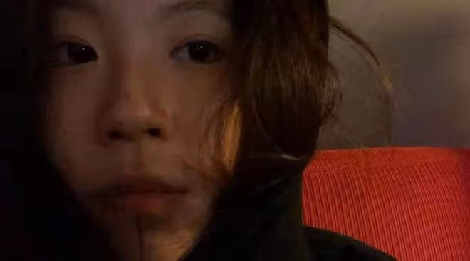 王菲女兒竇靖童曬照慶26歲生日,抱貓咪溫馨合影,形單影隻顯孤單