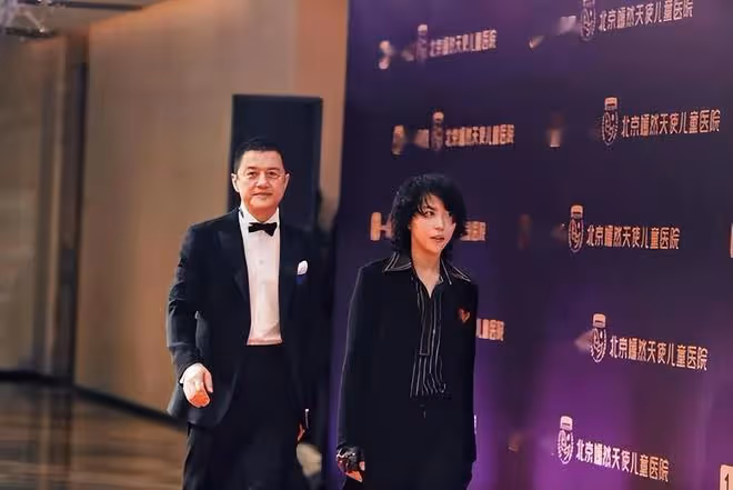 王菲女兒竇靖童曬照慶26歲生日,抱貓咪溫馨合影,形單影隻顯孤單