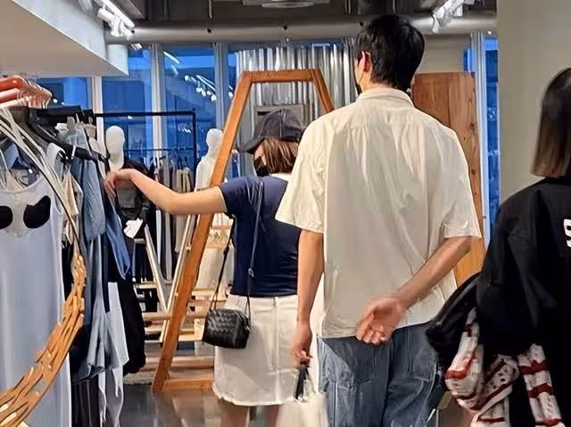 張雨綺攜小男友接孩子,5歲龍鳳胎女兒性格活潑,准繼父幫拎書包