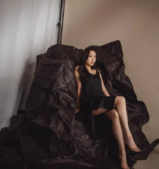 李麗珍24歲女兒曬寫真照，穿時尚裙秀長腿，被港媒猜測要進娛樂圈