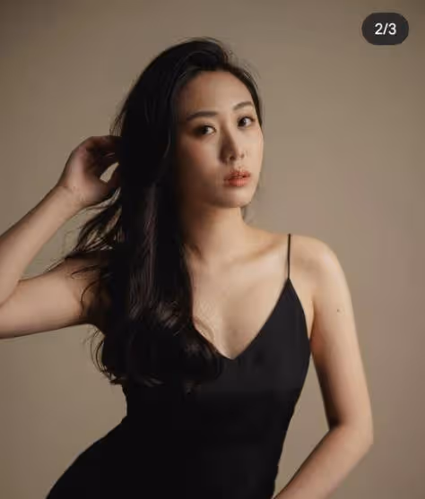 李麗珍24歲女兒曬寫真照，穿時尚裙秀長腿，被港媒猜測要進娛樂圈