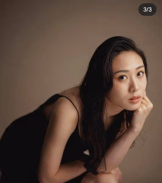 李麗珍24歲女兒曬寫真照，穿時尚裙秀長腿，被港媒猜測要進娛樂圈