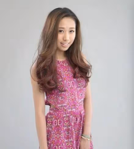 李麗珍24歲女兒曬寫真照，穿時尚裙秀長腿，被港媒猜測要進娛樂圈
