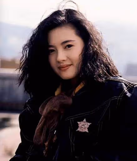 李麗珍24歲女兒曬寫真照，穿時尚裙秀長腿，被港媒猜測要進娛樂圈