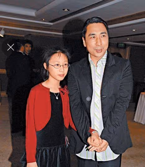 李麗珍24歲女兒曬寫真照,穿時尚裙秀長腿,被港媒猜測要進娛樂圈