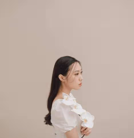 李麗珍24歲女兒曬寫真照,穿時尚裙秀長腿,被港媒猜測要進娛樂圈