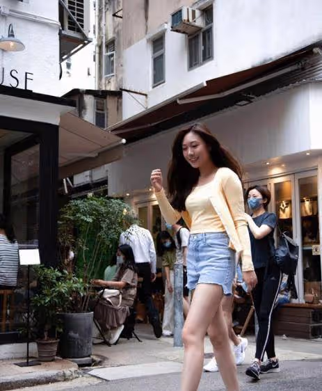 李麗珍24歲女兒曬寫真照,穿時尚裙秀長腿,被港媒猜測要進娛樂圈