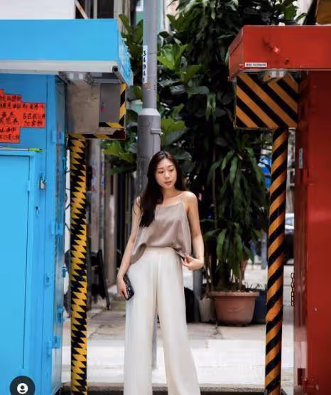 李麗珍24歲女兒曬寫真照,穿時尚裙秀長腿,被港媒猜測要進娛樂圈